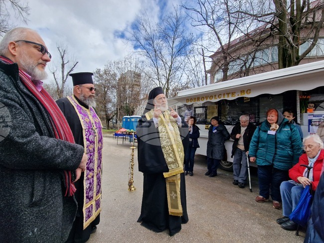 Една развита цивилизация не може без доброволчество, каза епископ Тихон пред „Камиончето за топла храна“