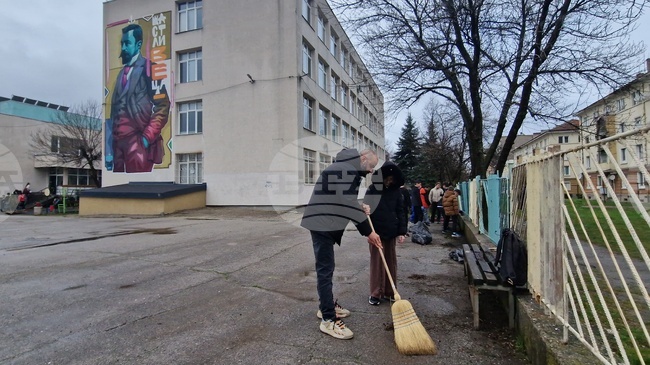 Близо 800 деца се включиха в акцията по почистване в най-големия пернишки квартал – „Изток“