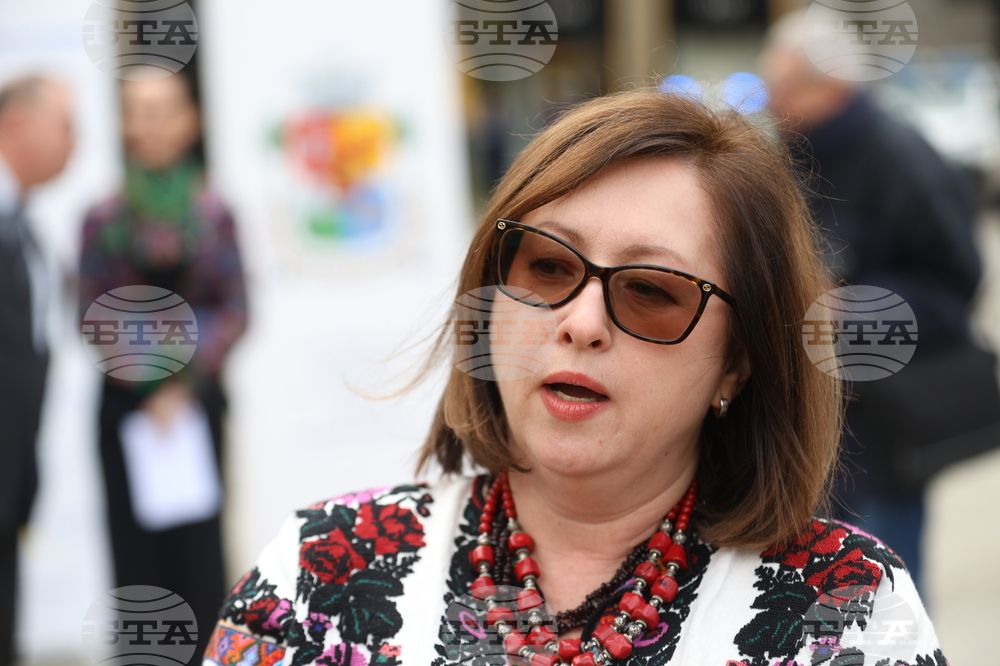 Площад „Св. Неделя“ - фотоизложба „По следите на Михайло Парашчук“ - откриване