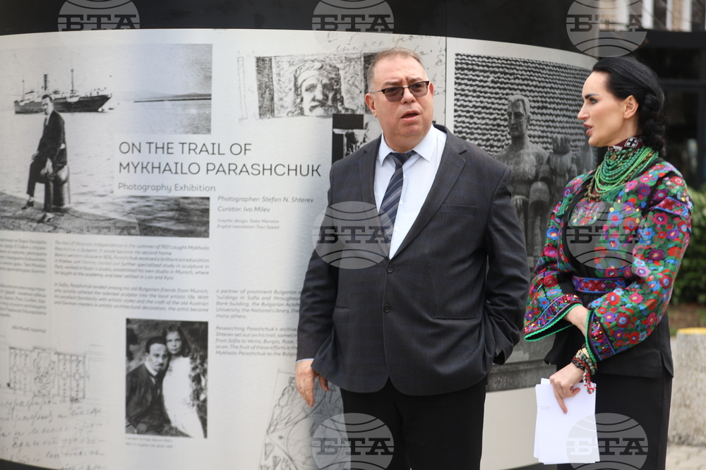 Площад „Св. Неделя“ - фотоизложба „По следите на Михайло Парашчук“ - откриване