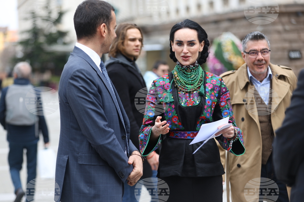 Площад „Св. Неделя“ - фотоизложба „По следите на Михайло Парашчук“ - откриване