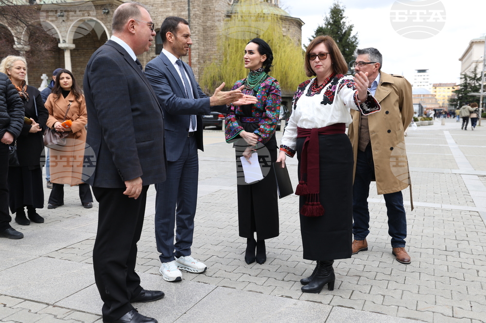 Площад „Св. Неделя“ - фотоизложба „По следите на Михайло Парашчук“ - откриване