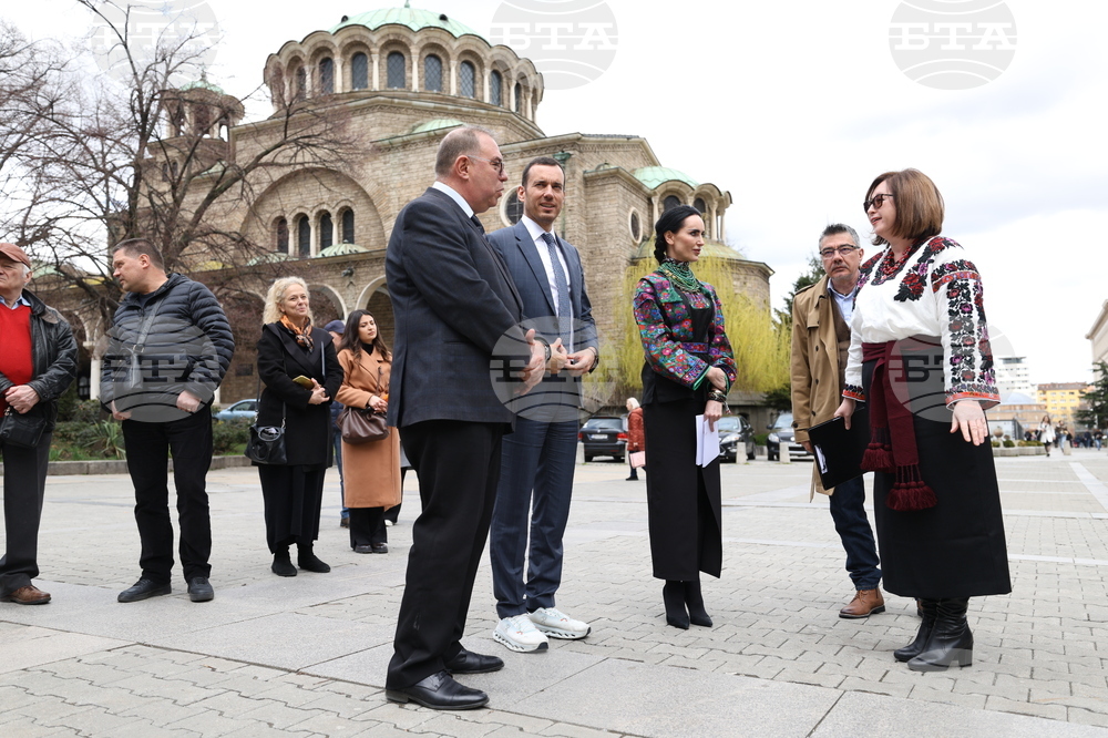 Площад „Св. Неделя“ - фотоизложба „По следите на Михайло Парашчук“ - откриване