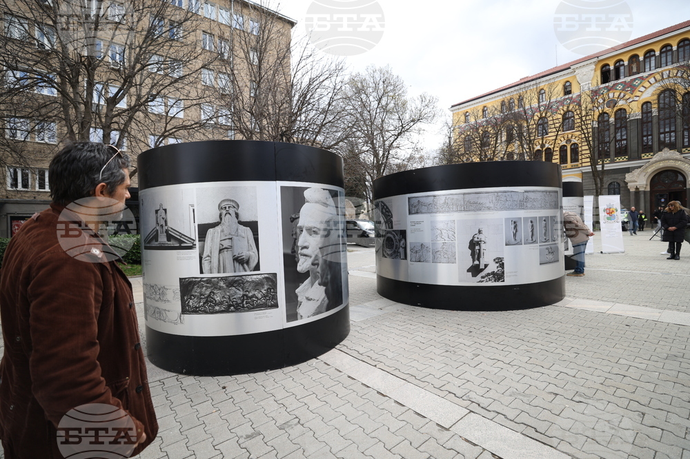 Площад „Св. Неделя“ - фотоизложба „По следите на Михайло Парашчук“ - откриване