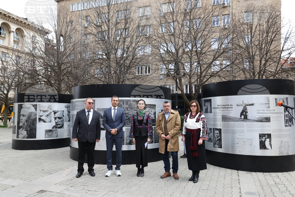 Площад „Св. Неделя“ - фотоизложба „По следите на Михайло Парашчук“ - откриване