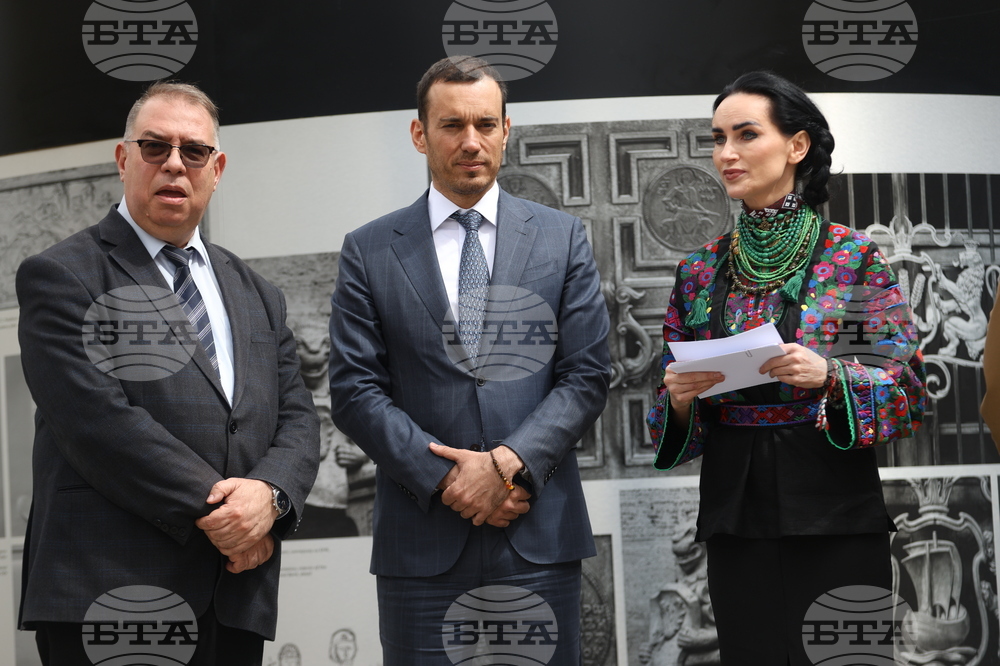 Площад „Св. Неделя“ - фотоизложба „По следите на Михайло Парашчук“ - откриване