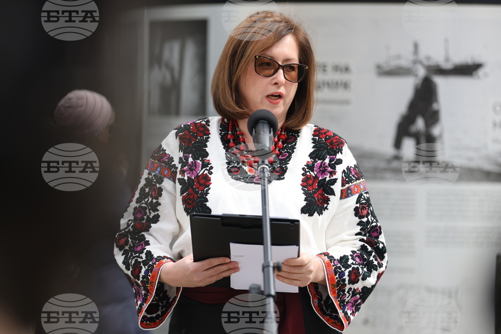 Площад „Св. Неделя“ - фотоизложба „По следите на Михайло Парашчук“ - откриване