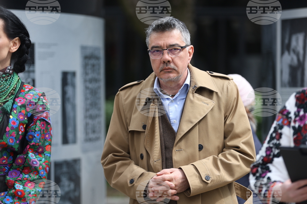 Площад „Св. Неделя“ - фотоизложба „По следите на Михайло Парашчук“ - откриване