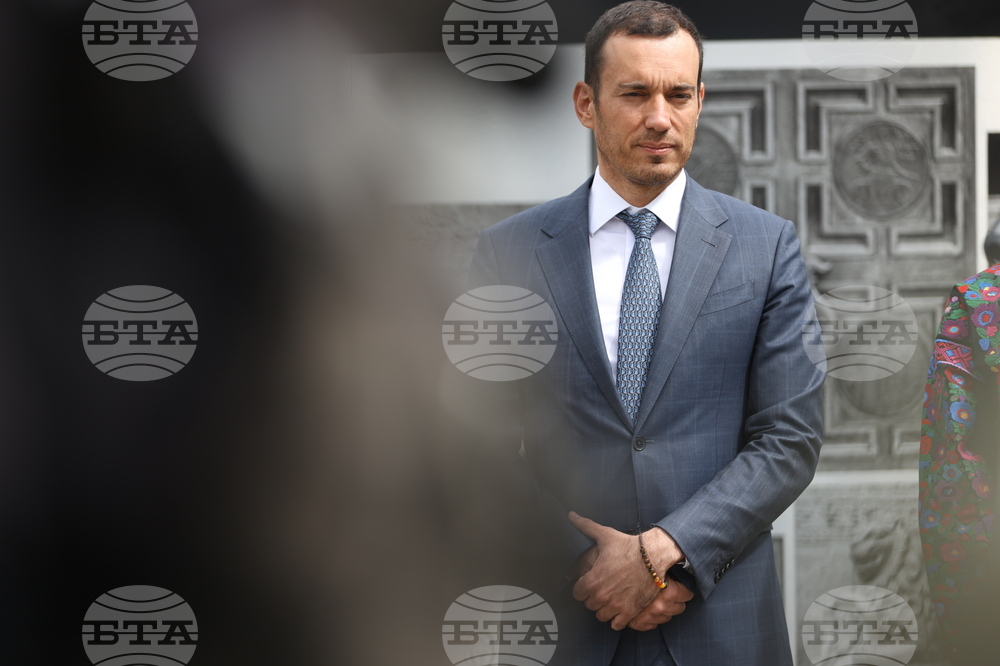 Площад „Св. Неделя“ - фотоизложба „По следите на Михайло Парашчук“ - откриване