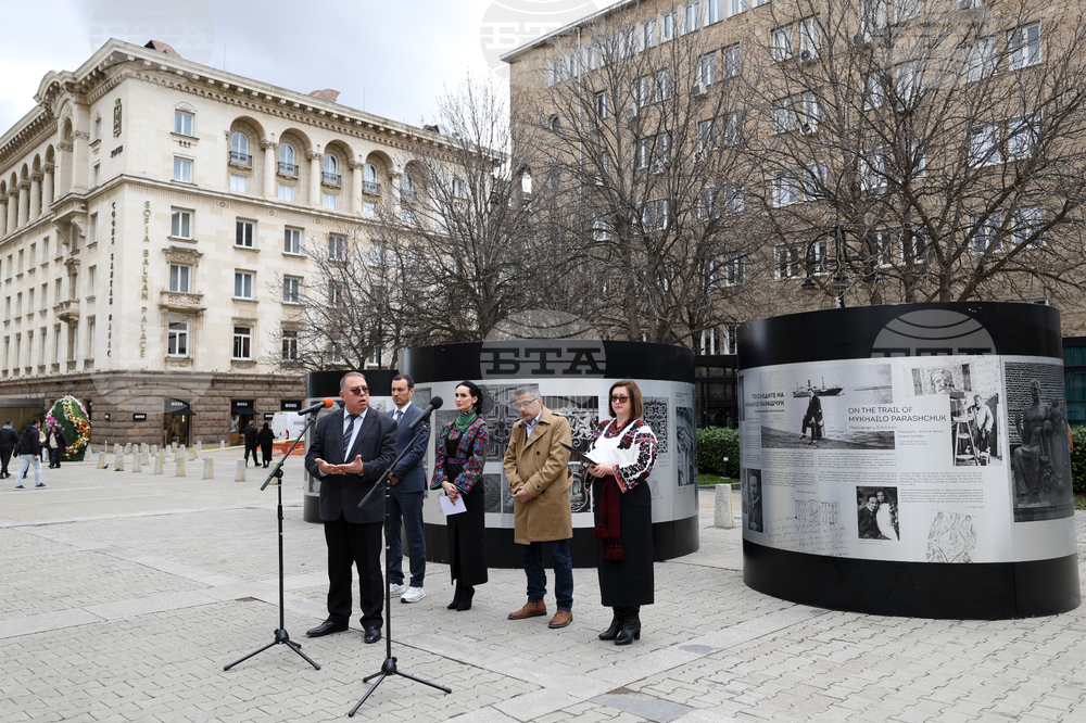 Площад „Св. Неделя“ - фотоизложба „По следите на Михайло Парашчук“ - откриване