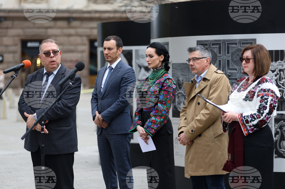 Площад „Св. Неделя“ - фотоизложба „По следите на Михайло Парашчук“ - откриване