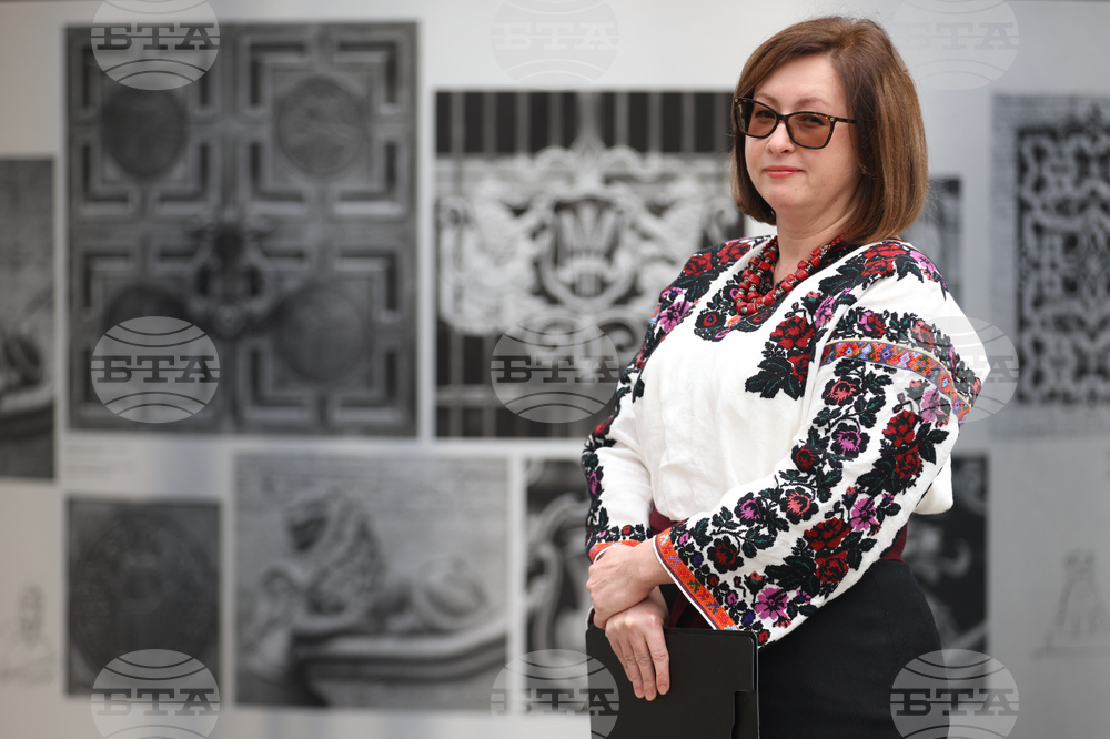 Площад „Св. Неделя“ - фотоизложба „По следите на Михайло Парашчук“ - откриване