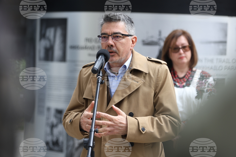 Площад „Св. Неделя“ - фотоизложба „По следите на Михайло Парашчук“ - откриване