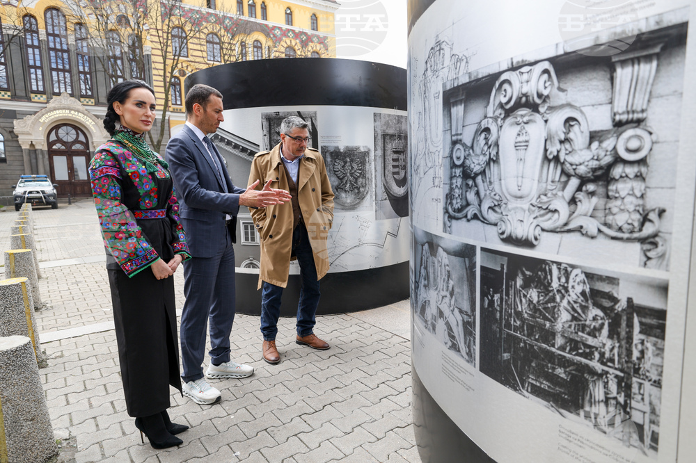 Площад „Св. Неделя“ - фотоизложба „По следите на Михайло Парашчук“ - откриване