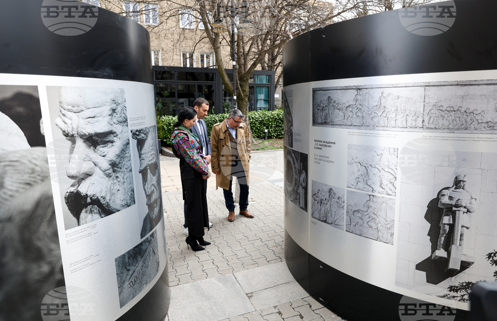 Площад „Св. Неделя“ - фотоизложба „По следите на Михайло Парашчук“ - откриване