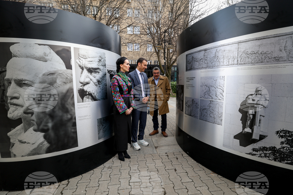 Площад „Св. Неделя“ - фотоизложба „По следите на Михайло Парашчук“ - откриване