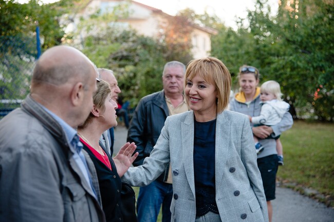 Манолова: КЕВР да отреже мераците на ЕРП-тата за такса електромер
