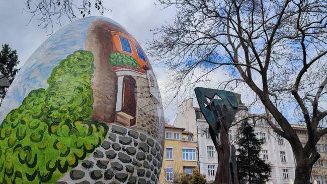 Ученици сътвориха арт инсталация от гигантски великденски яйца в Пловдив