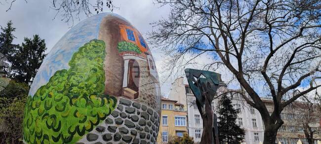 Ученици сътвориха арт инсталация от гигантски великденски яйца в Пловдив