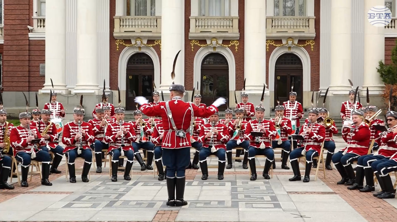 С тържествени маршове пред Народния театър Гвардейският представителен духов оркестър отбеляза 147 години от обявяването на София за столица