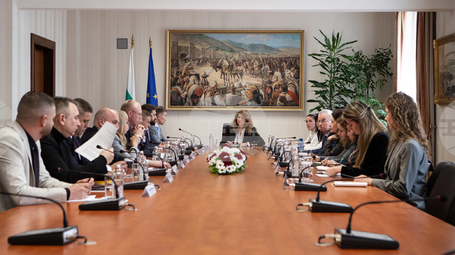 Необходимостта от активно отстояване на всички нива на българската позиция за РСМ обсъди президентът Йотова с български евродепутати 