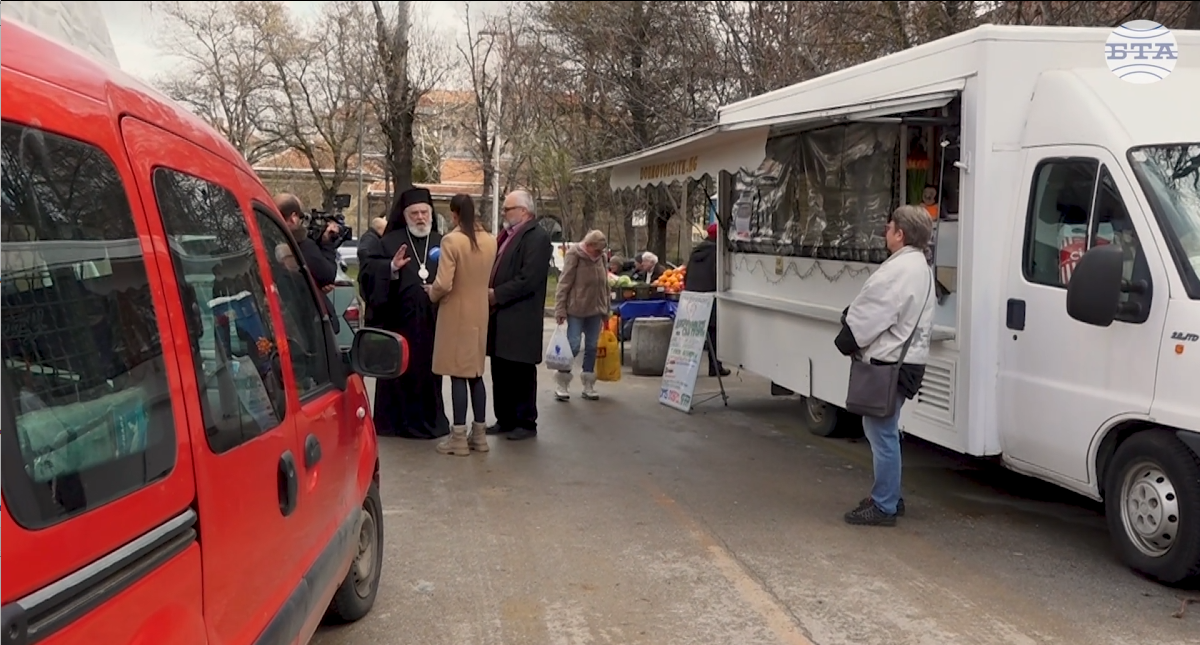 Една развита цивилизация не може без доброволчество, каза епископ Тихон пред „Камиончето за топла храна“