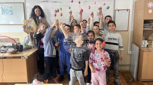 Деца от училища и детски градини боядисваха великденски яйца в празнични работилници в Регионалната библиотека в Смолян