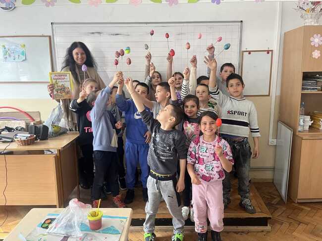 Деца от училища и детски градини боядисваха великденски яйца в празнични работилници в Регионалната библиотека в Смолян