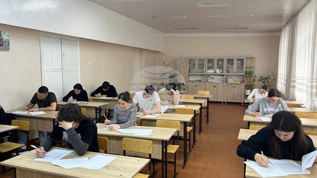 Пробна матура по български език и литература положиха дванадесетокласници в Молдова