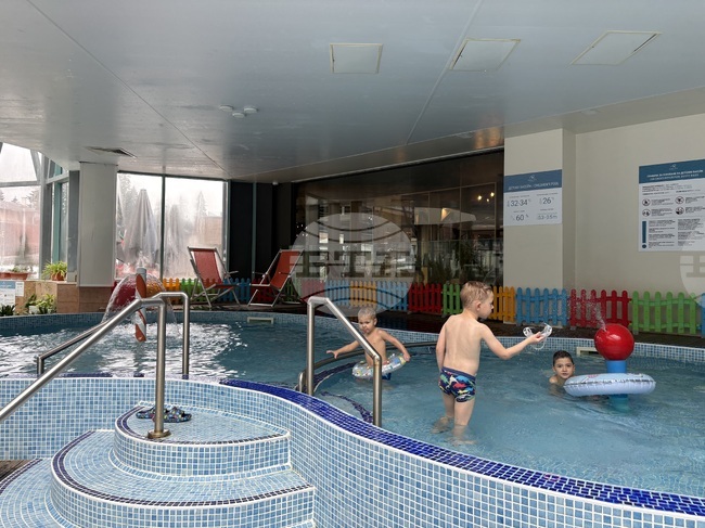 Хотел „Рила“ в к. к. Боровец разширява семейните си услуги с нов детски басейн със система за солна електролиза 