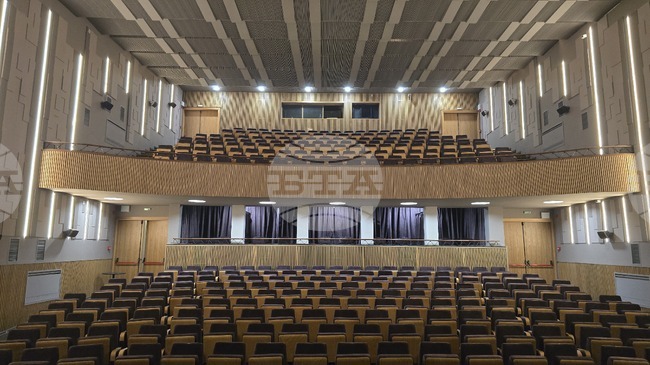 Драматичният театър в Ловеч вече ще посреща своята публика в изцяло обновен салон