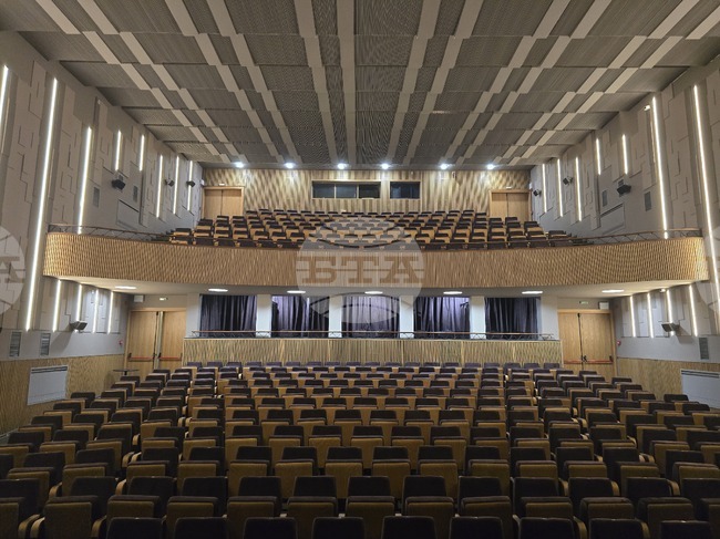 Драматичният театър в Ловеч вече ще посреща своята публика в изцяло обновен салон