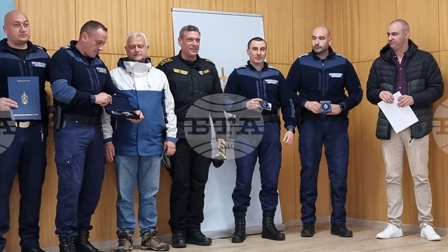 Вътрешният министър Емил Дечев и и.д. главен секретар на МВР Георги Кандев наградиха полицаите, спасили дете от падане от осми етаж в Ямбол