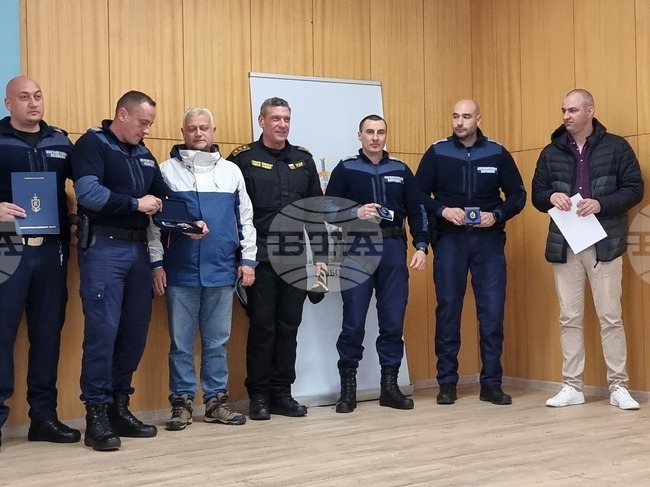 Вътрешният министър Емил Дечев и и.д. главен секретар на МВР Георги Кандев наградиха полицаите, спасили дете от падане от осми етаж в Ямбол