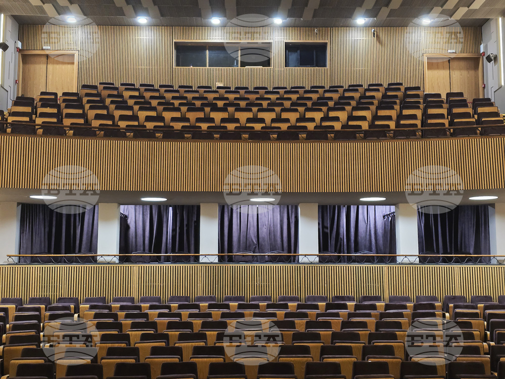 Ловеч - Драматичен театър - обновен театрален салон