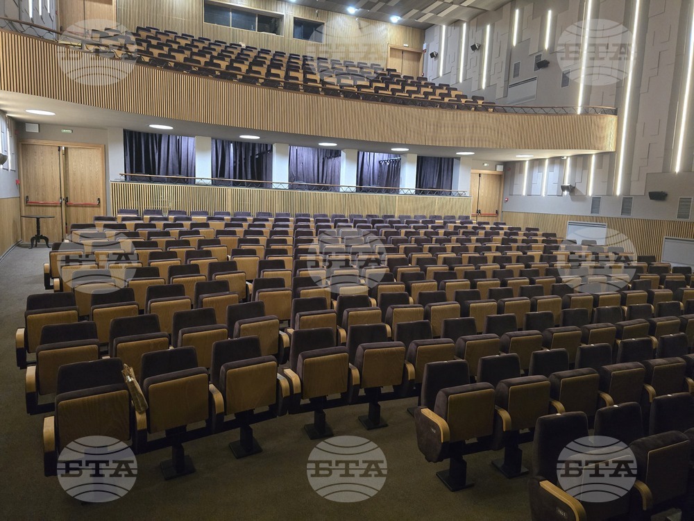 Ловеч - Драматичен театър - обновен театрален салон