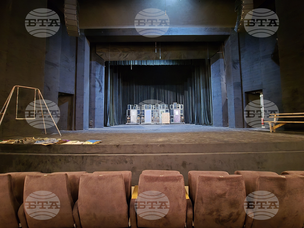 Ловеч - Драматичен театър - обновен театрален салон