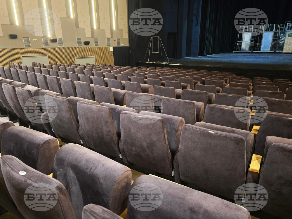 Ловеч - Драматичен театър - обновен театрален салон