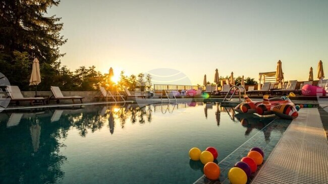 Външният минерален басейн, който може да се ползва през цялата година и усещането за връзка с природата са сред акцентите на преживяването в СПА хотел „Емар“ – Сапарева баня