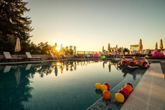 Външният минерален басейн, който може да се ползва през цялата година, и усещането за връзка с природата са сред акцентите на преживяването в СПА хотел „Емар“ – Сапарева баня