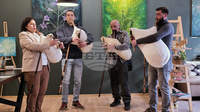 С родопски каба гайди бе открита изложба на скулптора и художник Ангел Каравланов в Пловдив