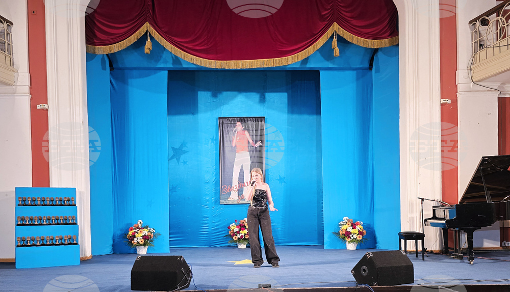 Свищов - конкурс за млади изпълнители - „Звездици за Лора“