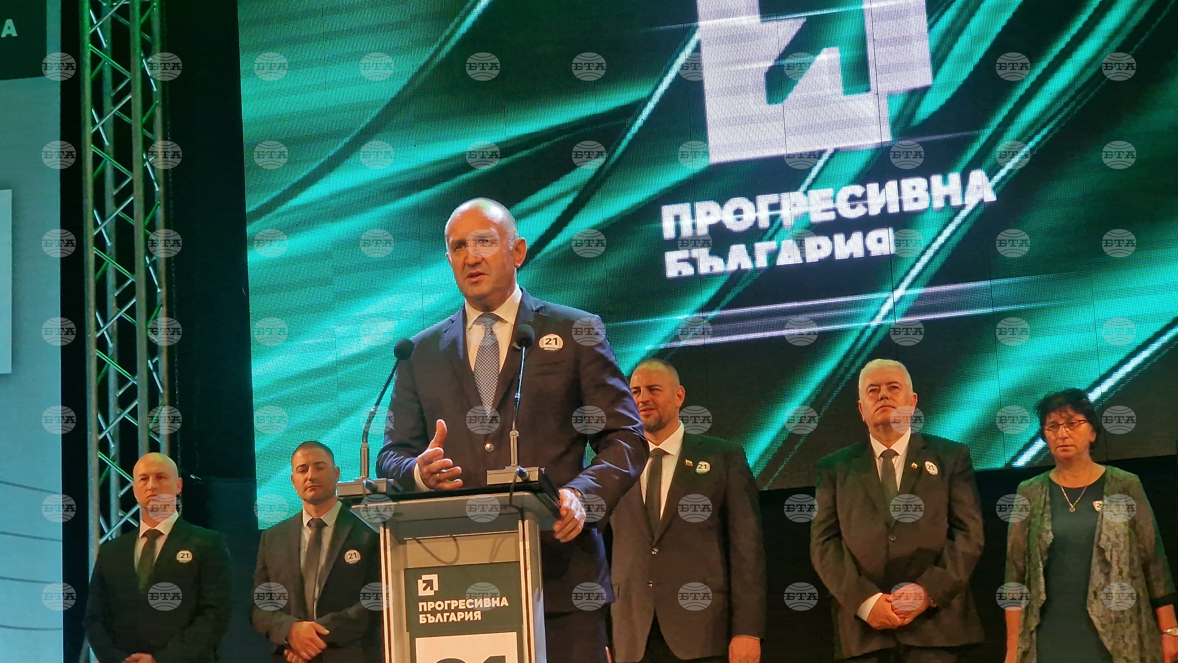 Нито цент от българските пари не трябва да отива за войните, заяви в Смолян лидерът на „Прогресивна България“ Румен Радев