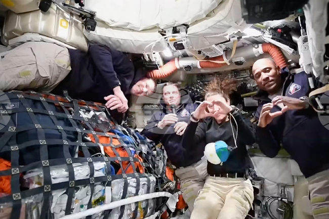Екипажът на луната мисия на НАСА е на няколко часа от завръщането си на Земята 