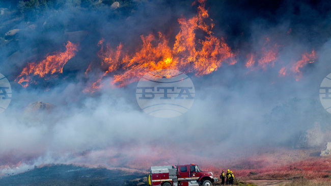 Бързо разрастващ се горски пожар в южната част на американския щат Калифорния доведе до евакуации