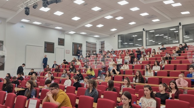 В Медицинския университет в Плевен над 1000 кандидат-студенти се явиха на приемни изпити за магистърските специалности