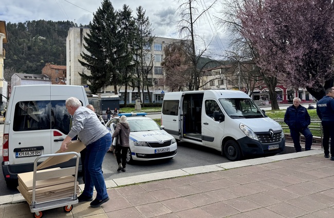Общините в Кюстендилска област са получили 230 паравана за секциите на предстоящите избори