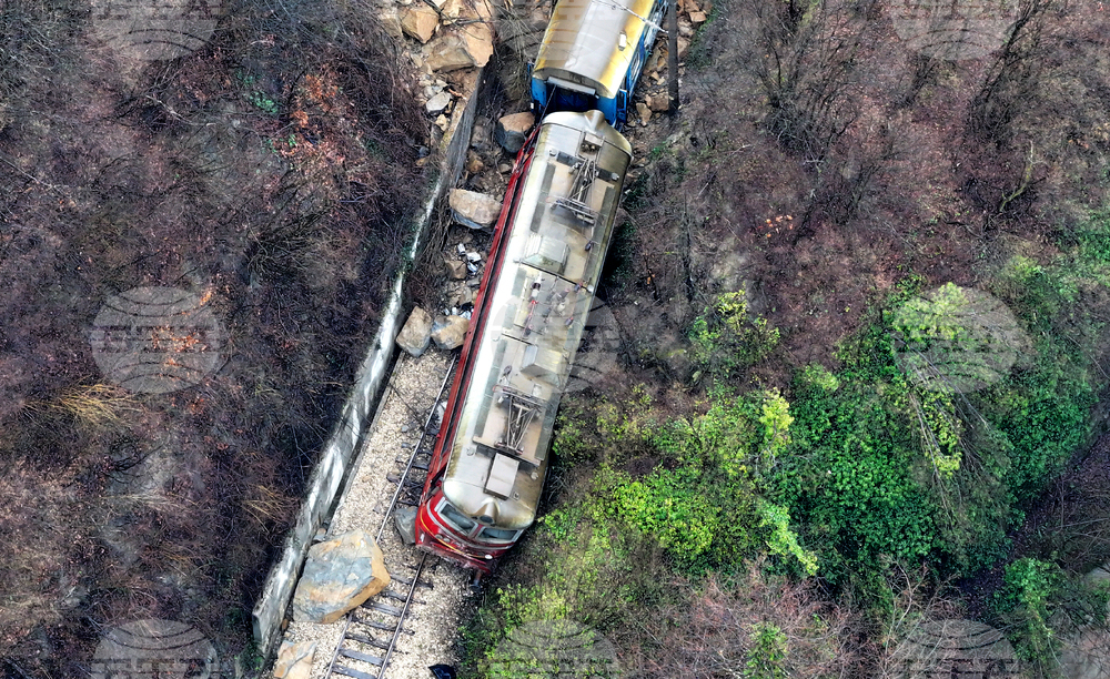 Train Derails in Central Bulgaria due to Rockslide, Four Injured