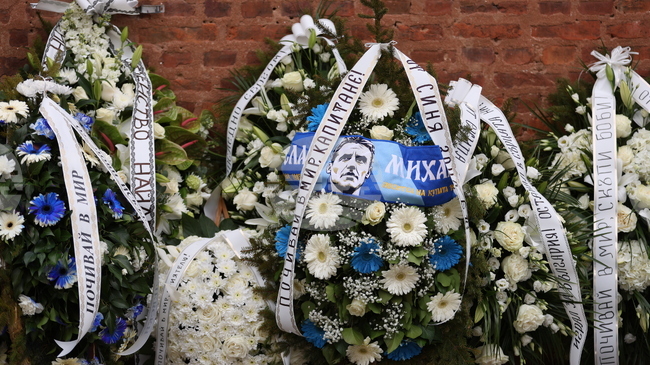 България осиротя с още една легенда, заяви спортният министър Димитър Илиев след поклонението пред Борислав Михайлов