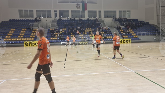 Локомотив (Горна Оряховица) се класира за финалните плейофи в първенството на България по хандбал за мъже, Шумен изравни серията срещу Спартак след успех във Варна